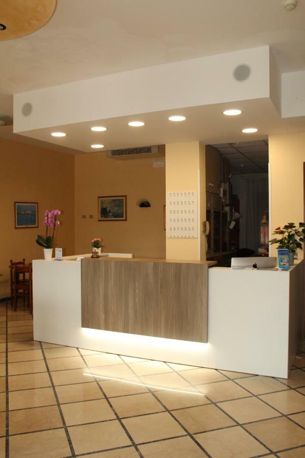 סוטומרינה Hotel Caravel מראה חיצוני תמונה